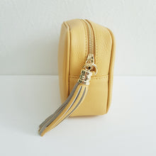 Lataa kuva Galleria-katseluun, ANGIE laukussa on kaksi säädettävää olkahihnaa ja vetoketjukiinnitys. Tupsukoriste toimii vetimenä. Erittäin suosittu crossbody malli. Väri: keltainen