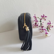 Lataa kuva Galleria-katseluun, ANGIE olkalaukku on aitoa nahkaa. Laukussa on säädettävä olkahihna, vetoketjukiinnitys. Tupsukoriste toimii vetimenä. Valmistettu Italiassa, erittäin suosittu cross body malli. Värit: musta Koko: pituus 20 cm, korkeus 15 cm, syvyys 7 cm. Olkahihnan pituus 130 cm. Hoito-ohje: Voi suojata nahalle sopivalla suojausaineella ennen käyttöönottoa. Puhdistetaan kostealla liinalla.