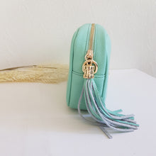 Lataa kuva Galleria-katseluun, ANGIE olkalaukku on aito nahkaa. Väri: minttu Koko: pituus 20 cm, korkeus 15 cm, syvyys 7 cm. Laukkuun kuulu kaksi säädettävää olkahihnaa: kapea nahkahihna kullanvärisillä pistolukoilla, leveys 2 cm, säädettävä pituus 130 cm leveä koristeellinen polyesteri/ nahka hihna kullanvärisillä pistolukoilla, leveys 5,5 cm, säädettävä pituus max. 128 cm Hoito-ohje: Voi suojata nahalle sopivalla suojausaineella ennen käyttöönottoa. Puhdistetaan kostealla liinalla. Valmistusmaa Italia.