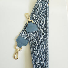 Lataa kuva Galleria-katseluun, ANGIE olkalaukku on aitoa nahkaa. Väri: harmaansininen Koko: pituus 20 cm, korkeus 15 cm, syvyys 7 cm. Laukkuun kuulu kaksi säädettävää olkahihnaa: kapea nahkahihna kullanvärisillä pistolukoilla, leveys 2 cm, säädettävä pituus 130 cm leveä koristeellinen polyesteri/ nahka hihna kullanvärisillä pistolukoilla, leveys 5,5 cm, säädettävä pituus max. 128 cm Hoito-ohje: Voi suojata nahalle sopivalla suojausaineella ennen käyttöönottoa. Puhdistetaan kostealla liinalla.