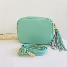 Lataa kuva Galleria-katseluun, ANGIE olkalaukku on aito nahkaa. Väri: minttu Koko: pituus 20 cm, korkeus 15 cm, syvyys 7 cm. Laukkuun kuulu kaksi säädettävää olkahihnaa: kapea nahkahihna kullanvärisillä pistolukoilla, leveys 2 cm, säädettävä pituus 130 cm leveä koristeellinen polyesteri/ nahka hihna kullanvärisillä pistolukoilla, leveys 5,5 cm, säädettävä pituus max. 128 cm Hoito-ohje: Voi suojata nahalle sopivalla suojausaineella ennen käyttöönottoa. Puhdistetaan kostealla liinalla. Valmistusmaa Italia.