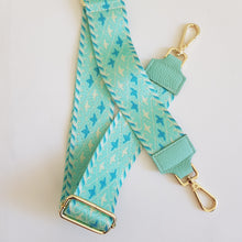 Lataa kuva Galleria-katseluun, ANGIE olkalaukku on aito nahkaa. Väri: minttu Koko: pituus 20 cm, korkeus 15 cm, syvyys 7 cm. Laukkuun kuulu kaksi säädettävää olkahihnaa: kapea nahkahihna kullanvärisillä pistolukoilla, leveys 2 cm, säädettävä pituus 130 cm leveä koristeellinen polyesteri/ nahka hihna kullanvärisillä pistolukoilla, leveys 5,5 cm, säädettävä pituus max. 128 cm Hoito-ohje: Voi suojata nahalle sopivalla suojausaineella ennen käyttöönottoa. Puhdistetaan kostealla liinalla. Valmistusmaa Italia.