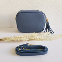 Lataa kuva Galleria-katseluun, ANGIE laukussa on kaksi säädettävää olkahihnaa ja vetoketjukiinnitys. Tupsukoriste toimii vetimenä. Erittäin suosittu crossbody malli. Väri: sininen