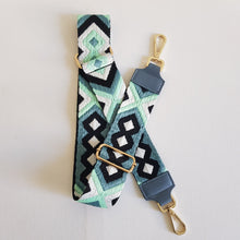 Lataa kuva Galleria-katseluun, ANGIE laukussa on kaksi säädettävää olkahihnaa ja vetoketjukiinnitys. Tupsukoriste toimii vetimenä. Erittäin suosittu crossbody malli. Väri: sininen