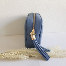 Lataa kuva Galleria-katseluun, ANGIE laukussa on kaksi säädettävää olkahihnaa ja vetoketjukiinnitys. Tupsukoriste toimii vetimenä. Erittäin suosittu crossbody malli. Väri: sininen