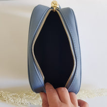 Lataa kuva Galleria-katseluun, ANGIE laukussa on kaksi säädettävää olkahihnaa ja vetoketjukiinnitys. Tupsukoriste toimii vetimenä. Erittäin suosittu crossbody malli. Väri: sininen