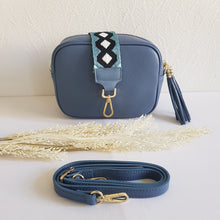 Lataa kuva Galleria-katseluun, ANGIE laukussa on kaksi säädettävää olkahihnaa ja vetoketjukiinnitys. Tupsukoriste toimii vetimenä. Erittäin suosittu crossbody malli. Väri: sininen