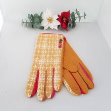 Lataa kuva Galleria-katseluun, Supertrendikkäät AUDREY sormikkaat on ihanaa väriterapiaa kaamosaikaan! Valmistettu 100% viskoosista: etuosa on hiemän pörröistä ristikuvio kangasta ja kämmenpuolen kangas muistuttaa mokkanahkaa. 6 väriä: minttu, keltainen, ruskea, punainen, sininen, musta. Etusormessa on kosketusnäyttöominaisuus. Yksi koko. Hoito-ohje: 30 asteen pesu.