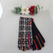 Lataa kuva Galleria-katseluun, Supertrendikkäät AUDREY sormikkaat on ihanaa väriterapiaa kaamosaikaan! Valmistettu 100% viskoosista: etuosa on hiemän pörröistä ristikuvio kangasta ja kämmenpuolen kangas muistuttaa mokkanahkaa. 6 väriä: minttu, keltainen, ruskea, punainen, sininen, musta. Etusormessa on kosketusnäyttöominaisuus. Yksi koko. Hoito-ohje: 30 asteen pesu.