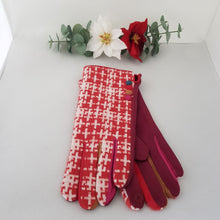 Lataa kuva Galleria-katseluun, Supertrendikkäät AUDREY sormikkaat on ihanaa väriterapiaa kaamosaikaan! Valmistettu 100% viskoosista: etuosa on hiemän pörröistä ristikuvio kangasta ja kämmenpuolen kangas muistuttaa mokkanahkaa. 6 väriä: minttu, keltainen, ruskea, punainen, sininen, musta. Etusormessa on kosketusnäyttöominaisuus. Yksi koko. Hoito-ohje: 30 asteen pesu.