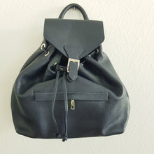 Lataa kuva Galleria-katseluun, BEA nahkareppu suljetaan kiristysnyörillä ja päällä magneettilukitus. Repun sisällä ja edessä vetoketjullinen pikkutasku. Koko: pituus 38 cm, korkeus 30 cm, syvyys 13 cm Materiaali: nahka