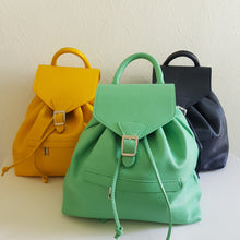 Lataa kuva Galleria-katseluun, BEA nahkareppu suljetaan kiristysnyörillä ja päällä magneettilukitus. Repun sisällä ja edessä vetoketjullinen pikkutasku. Koko: pituus 38 cm, korkeus 30 cm, syvyys 13 cm Materiaali: nahka