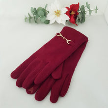 Lataa kuva Galleria-katseluun, Erittäin tyylikkäät, pehmeät ja joustavat Beatrice sormikkaat on koristeltu kauniilla kultaisella korulla. Etusormessa on kosketusnäyttöominaisuus. Päällikangas on neulekangasta, ei vuoria. Materiaali: 50% puuvilla, 20% akryyli, 20% elastaani, 10% villa. Neljä väriä: beige, harmaa, viininpunainen, musta. Yksi koko. Hoito-ohje: 30 asteen pesu.