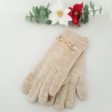 Lataa kuva Galleria-katseluun, Erittäin tyylikkäät, pehmeät ja joustavat Beatrice sormikkaat on koristeltu kauniilla kultaisella korulla. Etusormessa on kosketusnäyttöominaisuus. Päällikangas on neulekangasta, ei vuoria. Materiaali: 50% puuvilla, 20% akryyli, 20% elastaani, 10% villa. Neljä väriä: beige, harmaa, viininpunainen, musta. Yksi koko. Hoito-ohje: 30 asteen pesu.