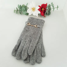 Lataa kuva Galleria-katseluun, Erittäin tyylikkäät, pehmeät ja joustavat Beatrice sormikkaat on koristeltu kauniilla kultaisella korulla. Etusormessa on kosketusnäyttöominaisuus. Päällikangas on neulekangasta, ei vuoria. Materiaali: 50% puuvilla, 20% akryyli, 20% elastaani, 10% villa. Neljä väriä: beige, harmaa, viininpunainen, musta. Yksi koko. Hoito-ohje: 30 asteen pesu.