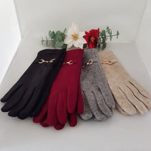 Lataa kuva Galleria-katseluun, Erittäin tyylikkäät, pehmeät ja joustavat Beatrice sormikkaat on koristeltu kauniilla kultaisella korulla. Etusormessa on kosketusnäyttöominaisuus. Päällikangas on neulekangasta, ei vuoria. Materiaali: 50% puuvilla, 20% akryyli, 20% elastaani, 10% villa. Neljä väriä: beige, harmaa, viininpunainen, musta. Yksi koko. Hoito-ohje: 30 asteen pesu.