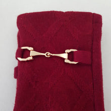 Lataa kuva Galleria-katseluun, Erittäin tyylikkäät, pehmeät ja joustavat Beatrice sormikkaat on koristeltu kauniilla kultaisella korulla. Etusormessa on kosketusnäyttöominaisuus. Päällikangas on neulekangasta, ei vuoria. Materiaali: 50% puuvilla, 20% akryyli, 20% elastaani, 10% villa. Neljä väriä: beige, harmaa, viininpunainen, musta. Yksi koko. Hoito-ohje: 30 asteen pesu.