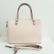 Lataa kuva Galleria-katseluun, Tyylikäs ja tilava BELINDA nahkalaukku . Laukussa keskellä iso vetoketjullinen tasku ja sen molemmilla puolilla myös taskut magneettilukituksella. Lukot ja vetoketjut gun- metalliväriset Koko: pituus 33 cm, korkeus 24 cm, syvyys 14 cm. Hihna: leveys 1,5 cm, max pituus 120 cm Valmistusmaa Italia