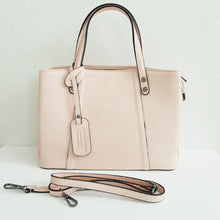 Lataa kuva Galleria-katseluun, Tyylikäs ja tilava BELINDA nahkalaukku . Laukussa keskellä iso vetoketjullinen tasku ja sen molemmilla puolilla myös taskut magneettilukituksella. Lukot ja vetoketjut gun- metalliväriset Koko: pituus 33 cm, korkeus 24 cm, syvyys 14 cm. Hihna: leveys 1,5 cm, max pituus 120 cm Valmistusmaa Italia