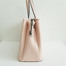 Lataa kuva Galleria-katseluun, Tyylikäs ja tilava BELINDA nahkalaukku . Laukussa keskellä iso vetoketjullinen tasku ja sen molemmilla puolilla myös taskut magneettilukituksella. Lukot ja vetoketjut gun- metalliväriset Koko: pituus 33 cm, korkeus 24 cm, syvyys 14 cm. Hihna: leveys 1,5 cm, max pituus 120 cm Valmistusmaa Italia