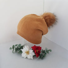 Lataa kuva Galleria-katseluun, BETTIINA pipo on pehmeä ja lämmin päähine muhkealla tupsulla, takana on kaunis laskos. ihoystävällinen materiaali: 85 viskoosi, 10% kashmir, 5% elastaani. Elastaani antaa lisää joustavuutta ja istuvuutta pipolle. Yksi koko. Värit: sinappi, harmaa, musta. Hoito-ohje: 30 asteen pesu.