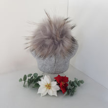 Lataa kuva Galleria-katseluun, BETTIINA pipo on pehmeä ja lämmin päähine muhkealla tupsulla, takana on kaunis laskos. ihoystävällinen materiaali: 85 viskoosi, 10% kashmir, 5% elastaani. Elastaani antaa lisää joustavuutta ja istuvuutta pipolle. Yksi koko. Värit: sinappi, harmaa, musta. Hoito-ohje: 30 asteen pesu.