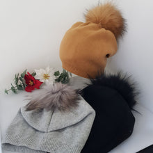 Lataa kuva Galleria-katseluun, BETTIINA pipo on pehmeä ja lämmin päähine muhkealla tupsulla, takana on kaunis laskos. ihoystävällinen materiaali: 85 viskoosi, 10% kashmir, 5% elastaani. Elastaani antaa lisää joustavuutta ja istuvuutta pipolle. Yksi koko. Värit: sinappi, harmaa, musta. Hoito-ohje: 30 asteen pesu.