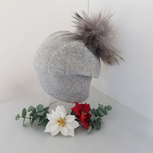 Lataa kuva Galleria-katseluun, BETTIINA pipo on pehmeä ja lämmin päähine muhkealla tupsulla, takana on kaunis laskos. ihoystävällinen materiaali: 85 viskoosi, 10% kashmir, 5% elastaani. Elastaani antaa lisää joustavuutta ja istuvuutta pipolle. Yksi koko. Värit: sinappi, harmaa, musta. Hoito-ohje: 30 asteen pesu.