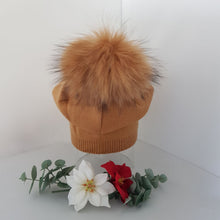 Lataa kuva Galleria-katseluun, BETTIINA pipo on pehmeä ja lämmin päähine muhkealla tupsulla, takana on kaunis laskos. ihoystävällinen materiaali: 85 viskoosi, 10% kashmir, 5% elastaani. Elastaani antaa lisää joustavuutta ja istuvuutta pipolle. Yksi koko. Värit: sinappi, harmaa, musta. Hoito-ohje: 30 asteen pesu.