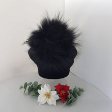 Lataa kuva Galleria-katseluun, BETTIINA pipo on pehmeä ja lämmin päähine muhkealla tupsulla, takana on kaunis laskos. ihoystävällinen materiaali: 85 viskoosi, 10% kashmir, 5% elastaani. Elastaani antaa lisää joustavuutta ja istuvuutta pipolle. Yksi koko. Värit: sinappi, harmaa, musta. Hoito-ohje: 30 asteen pesu.