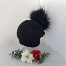 Lataa kuva Galleria-katseluun, BETTIINA pipo on pehmeä ja lämmin päähine muhkealla tupsulla, takana on kaunis laskos. ihoystävällinen materiaali: 85 viskoosi, 10% kashmir, 5% elastaani. Elastaani antaa lisää joustavuutta ja istuvuutta pipolle. Yksi koko. Värit: sinappi, harmaa, musta. Hoito-ohje: 30 asteen pesu.