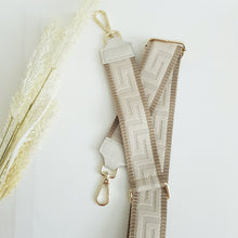 Lataa kuva Galleria-katseluun, Tilava ja tyylikäs BLANCA nahkalaukku,joka sopii hyvin arkilaukuksi. Laukkuun mahtuu hyvin 15 tuuman läppäri. Väri: luonnonvalkoinen Materiaali: nahka Laukussa vetoketjulukitus, sisältä löytyy kaksi vetoketjullista sisätaskua. Takanakin on vetoketjullinen tasku.