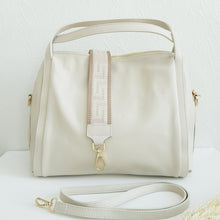 Lataa kuva Galleria-katseluun, Tilava ja tyylikäs BLANCA nahkalaukku,joka sopii hyvin arkilaukuksi. Laukkuun mahtuu hyvin 15 tuuman läppäri. Väri: luonnonvalkoinen Materiaali: nahka Laukussa vetoketjulukitus, sisältä löytyy kaksi vetoketjullista sisätaskua. Takanakin on vetoketjullinen tasku.