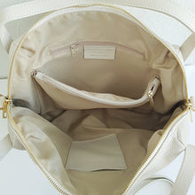 Lataa kuva Galleria-katseluun, Tilava ja tyylikäs BLANCA nahkalaukku,joka sopii hyvin arkilaukuksi. Laukkuun mahtuu hyvin 15 tuuman läppäri. Väri: luonnonvalkoinen Materiaali: nahka Laukussa vetoketjulukitus, sisältä löytyy kaksi vetoketjullista sisätaskua. Takanakin on vetoketjullinen tasku.