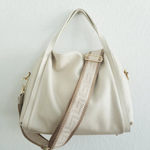 Lataa kuva Galleria-katseluun, Tilava ja tyylikäs BLANCA nahkalaukku,joka sopii hyvin arkilaukuksi. Laukkuun mahtuu hyvin 15 tuuman läppäri. Väri: luonnonvalkoinen Materiaali: nahka Laukussa vetoketjulukitus, sisältä löytyy kaksi vetoketjullista sisätaskua. Takanakin on vetoketjullinen tasku.