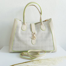 Lataa kuva Galleria-katseluun, Upea ja tilava CATARINA nahkalaukku . Laukun sisällä vetoketjullinen tilanjakaja sekä vetoketjullinen sivutasku ja avotasku. Laukku sulkeutuu päältä kultaisella vetoketjulukituksella . Väri: luonnonvalkoinen / lime Koko: pituus 37 cm, korkeus 27 cm, syvyys 19,5 cm Hihna: leveys 1,5 cm, max pituus 116 cm Valmistusmaa Italia