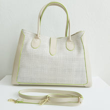 Lataa kuva Galleria-katseluun, Upea ja tilava CATARINA nahkalaukku . Laukun sisällä vetoketjullinen tilanjakaja sekä vetoketjullinen sivutasku ja avotasku. Laukku sulkeutuu päältä kultaisella vetoketjulukituksella . Väri: luonnonvalkoinen / lime Koko: pituus 37 cm, korkeus 27 cm, syvyys 19,5 cm Hihna: leveys 1,5 cm, max pituus 116 cm Valmistusmaa Italia