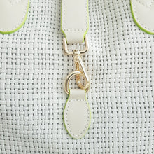 Lataa kuva Galleria-katseluun, Upea ja tilava CATARINA nahkalaukku . Laukun sisällä vetoketjullinen tilanjakaja sekä vetoketjullinen sivutasku ja avotasku. Laukku sulkeutuu päältä kultaisella vetoketjulukituksella . Väri: luonnonvalkoinen / lime Koko: pituus 37 cm, korkeus 27 cm, syvyys 19,5 cm Hihna: leveys 1,5 cm, max pituus 116 cm Valmistusmaa Italia