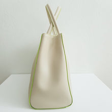 Lataa kuva Galleria-katseluun, Upea ja tilava CATARINA nahkalaukku . Laukun sisällä vetoketjullinen tilanjakaja sekä vetoketjullinen sivutasku ja avotasku. Laukku sulkeutuu päältä kultaisella vetoketjulukituksella . Väri: luonnonvalkoinen / lime Koko: pituus 37 cm, korkeus 27 cm, syvyys 19,5 cm Hihna: leveys 1,5 cm, max pituus 116 cm Valmistusmaa Italia