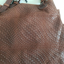 Lataa kuva Galleria-katseluun, Upea CHIARA laukku on tunnetun Bottega Veneta brändin inspiroima malli. Tyylikäs ja tilava laukku on valmistettu aidosta intrecciato punotusta nahasta. Sisällä on vetoketjullinen tilanjakaja sekä vetoketjullinen sivutasku sekä avotasku Väri: ruskea Kantokahvat ja olkahihna on säädettävät. Koko: korkeus 32 cm, leveys 50 cm, syvyys 19 cm Olkahihnan koko: leveys 2 cm, max pituus 125 cm Valmistettu Italiassa.