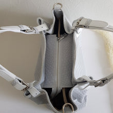 Lataa kuva Galleria-katseluun, Upea CHIARA laukku on tunnetun Bottega Veneta brändin inspiroima malli. Tyylikäs ja tilava laukku on valmistettu aidosta intrecciato punotusta nahasta. Sisällä on vetoketjullinen tilanjakaja sekä vetoketjullinen sivutasku sekä avotasku. Väri: valkoinen Kantokahvat ja olkahihna on säädettävät. Koko: korkeus 32 cm, leveys 50 cm, syvyys 19 cm Olkahihnan koko: leveys 2 cm, max pituus 125 cm Valmistettu Italiassa.