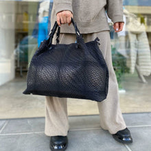 Lataa kuva Galleria-katseluun, CHIARA "L" intrecciato nahkalaukku