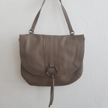 Lataa kuva Galleria-katseluun, Tyylikäs ja tilava ELUISE nahkalaukku. Laukussa yksi iso avotasku ja iso vetoketjullinen tasku. Vetoketjullisen taskun sisältä löytyy kaksi avotaskua sekä vetoketjullinen sisätasku. Koko: pituus 38 cm, korkeus 27cm Hihna: kiinteäolkahihna 58cm, säädettävähihnan max pituus 115 cm Materiaali: nahka valmistusmaa Italia