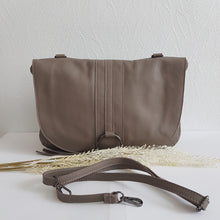 Lataa kuva Galleria-katseluun, Tyylikäs ja tilava ELUISE nahkalaukku. Laukussa yksi iso avotasku ja iso vetoketjullinen tasku. Vetoketjullisen taskun sisältä löytyy kaksi avotaskua sekä vetoketjullinen sisätasku. Koko: pituus 38 cm, korkeus 27cm Hihna: kiinteäolkahihna 58cm, säädettävähihnan max pituus 115 cm Materiaali: nahka valmistusmaa Italia