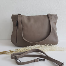 Lataa kuva Galleria-katseluun, Tyylikäs ja tilava ELUISE nahkalaukku. Laukussa yksi iso avotasku ja iso vetoketjullinen tasku. Vetoketjullisen taskun sisältä löytyy kaksi avotaskua sekä vetoketjullinen sisätasku. Koko: pituus 38 cm, korkeus 27cm Hihna: kiinteäolkahihna 58cm, säädettävähihnan max pituus 115 cm Materiaali: nahka valmistusmaa Italia