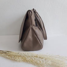 Lataa kuva Galleria-katseluun, Tyylikäs ja tilava ELUISE nahkalaukku. Laukussa yksi iso avotasku ja iso vetoketjullinen tasku. Vetoketjullisen taskun sisältä löytyy kaksi avotaskua sekä vetoketjullinen sisätasku. Koko: pituus 38 cm, korkeus 27cm Hihna: kiinteäolkahihna 58cm, säädettävähihnan max pituus 115 cm Materiaali: nahka valmistusmaa Italia