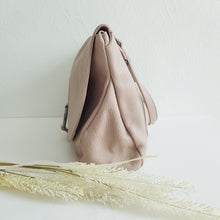 Lataa kuva Galleria-katseluun, Tyylikäs ja tilava ELUISE nahkalaukku. Laukussa yksi iso avotasku ja iso vetoketjullinen tasku. Vetoketjullisen taskun sisältä löytyy kaksi avotaskua sekä vetoketjullinen sisätasku. Koko: pituus 38 cm, korkeus 27cm Hihna: kiinteäolkahihna 58cm, säädettävähihnan max pituus 115 cm Materiaali: nahka valmistusmaa Italia