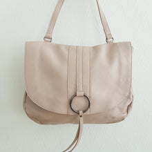 Lataa kuva Galleria-katseluun, Tyylikäs ja tilava ELUISE nahkalaukku. Laukussa yksi iso avotasku ja iso vetoketjullinen tasku. Vetoketjullisen taskun sisältä löytyy kaksi avotaskua sekä vetoketjullinen sisätasku. Koko: pituus 38 cm, korkeus 27cm Hihna: kiinteäolkahihna 58cm, säädettävähihnan max pituus 115 cm Materiaali: nahka valmistusmaa Italia