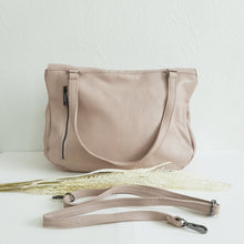 Lataa kuva Galleria-katseluun, Tyylikäs ja tilava ELUISE nahkalaukku. Laukussa yksi iso avotasku ja iso vetoketjullinen tasku. Vetoketjullisen taskun sisältä löytyy kaksi avotaskua sekä vetoketjullinen sisätasku. Koko: pituus 38 cm, korkeus 27cm Hihna: kiinteäolkahihna 58cm, säädettävähihnan max pituus 115 cm Materiaali: nahka valmistusmaa Italia