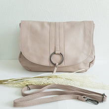 Lataa kuva Galleria-katseluun, Tyylikäs ja tilava ELUISE nahkalaukku. Laukussa yksi iso avotasku ja iso vetoketjullinen tasku. Vetoketjullisen taskun sisältä löytyy kaksi avotaskua sekä vetoketjullinen sisätasku. Koko: pituus 38 cm, korkeus 27cm Hihna: kiinteäolkahihna 58cm, säädettävähihnan max pituus 115 cm Materiaali: nahka valmistusmaa Italia